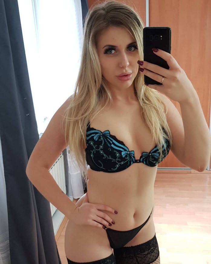 https://www.instagram.com/_squat_blonde_/