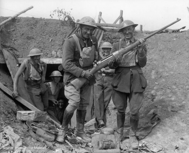 Nowo Zelandzcy żołnierze pozujący ze zdobytą niemiecką bronią,Mauser T-Gewehr,bronią przeciw pancerną,1918