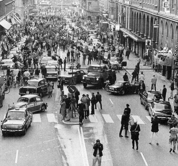 W sobotę, 3 września  1967r Szwecja zmieniła ruch lewostronny na prawostronny, obrazek przedstawia sytuację na drodze w tym czasie :D